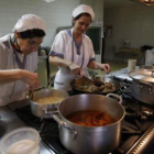Las cocineras de la Asociación Leonesa de Caridad preparan uno de los menús diarios que ofrecen