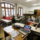 Mario de la Fuente, profesor de la fundación Sierra Pambley, con algunos de sus alumnos. RAMIRO