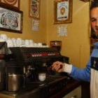 Diego Calzado prepara un café en el bar Miss, el negocio que regentan sus padres desde hace 27 años.