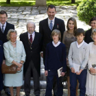 Imagen de la familia del premiado con los príncipes y Mariano Rajoy.