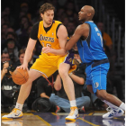 Gasol protege el balón ante su ex compañero Odom.