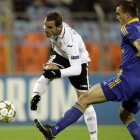 Soldado golpea el balón ante la oposición de Simic en lo que supuso el segundo gol del Valencia.