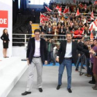 Óscar López y José Luis Rodríguez Zapatero se dirigen al escenario de El Toralín.