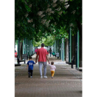 Niños paseando. FERNANDO OTERO