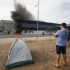 Acampada de trabajadores de Vestas frente a la factoría en Villadangos del Páramo.