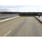 El puente de La Lastra sobre el Torío está inaugurado hace casi tres años en espera de que hubiera f