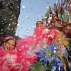 Disfraces y confetis llenan de color La Bañeza durante la celebración de sus carnavales.