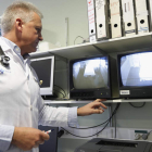 Enrique Gavela, con los monitores de observación de la habitación en la que duermen los pacientes estudiados.