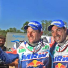 Marc Coma celebra el triunfo junto a su compañero Juan Pedrero tras finalizar  la última etapa.