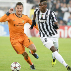 Cristiano Ronaldo pelea por el control del balón con Paul Pogba.