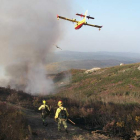 Medios aéreos y terrestres trabajaban ayer en la extinción del incendio declarado en montes del municipio de Fabero.