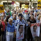 Simpatizantes del PSOE se concentraron ayer junto a la sede del partido. CHEMA MOYA