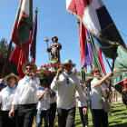 Los romeros portando la imagen de Santiago entre pendones en la Cuesta del Peregrino. ANA F. BARREDO