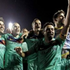 Los jugadores del Barça celebran el título de Liga, tras el empate conseguido ante el Levante.