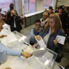 Pese a que fueron pocos los afiliados que votaron en León se formaron grandes colas en la sede del PP. MARCIANO PÉREZ