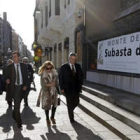 Varios consejeros, ayer, entrando a la reunión celebrada en el edificio Botines.