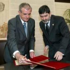Francisco Javier Álvarez Guisasola y Ángel Penas durante la firma el convenio