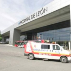 Entrada principal del Hospital de León, aún en obras