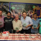 Juanín posa con los socios fundadores de la Peña Barcelonista de Boñar.