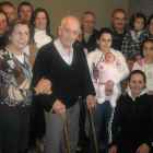 José María Fernández (con bastones), junto a su familia.
