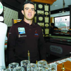 Jorge García, ayer en la cafetería-restaurante que regenta su hermano en el centro de León.
