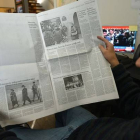 Un paquistaní lee la edición local de 'The New York Times', en la que ha sido eliminada la información sobre 'Charlie Hebdo', este miércoles en Islamabad.