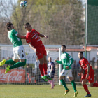 Cristian despeja un balón ante la oposición de Héber