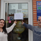 María y Ricardo Ordás muestran el número afortunado. MEDINA