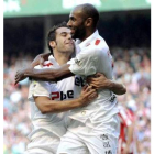 Kanoute, a la derecha, celebra el triunfo con Negredo.