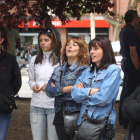 Las mujeres de los encerrados se concentraron ayer ante la Diputación en Ponferrada.