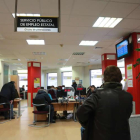 Desempleados esperan su turno en una oficina de los Servicios Públicos de Empleo en León capital.