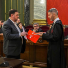 El exvicepresidente del Gobierno catalán Oriol Junqueras (izda) intercambia documentación con su abogado Andreu Van Den Eynde.