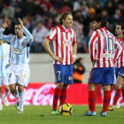 Diego Forlán y el Kun Agüero se desesperan tras el segundo gol del Málaga.