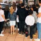 Imagen de los niños en un establecimiento de Valderas. DL