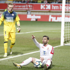 Rodri Ríos, que abrió el camino de la igualada con el primer gol de la Cultural, protesta una acción cometida sobre él en la cercanía del área visitante. F. OTERO PERANDONES