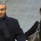Torres, acompañado de su mujer, Ana María Tejeiro, a su llegada ayer a los juzgados.