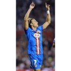 Forlán celebra el primer gol del Atlético.