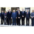 Juan Vicente Herrera y Vicente Álvarez Areces rodeados de sus consejeros en la cumbre de Valladolid