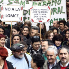 Momento de la manifestación que ayer recorrió las principales calles del centro de la capital leonesa como colofón a la jornada de huelga.