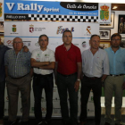 Vallejo, de blanco, junto a organizadores y patrocinadores del Rally Sprint en la presentación. RAMIRO