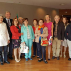 Familiares y pacientes del grupo Helen, con el alcalde y la consejera de Familia en las Cortes. DL