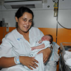 Bárbara Rodríguez, con su hijo, tras dar a luz en la maternidad del Complejo Asistencial de León.
