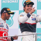 Sergio Pérez, derecha, celebra su segunda posición junto a Hamilton.