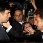 Sarkozy saluda a su homólogo, Saakashvili, tras una reunión privada
