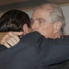 Ramón Calderón, a la derecha, abraza a su sucesor en el cargo, Vicente Boluda Fos, durante su desped