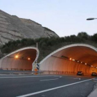 El falso túnel junto al talud evitó que los escombros cayeran en la A-6