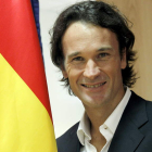 Carlos Moyá posa junto a la bandera española.