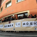 Un grupo de alumnos de Ciencias del Trabajo protestó ante El Albéitar en contra del posible traslado a la Facultad de Derecho.