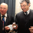 Aníbal Fernández y Jesús Esteban, anoche en la Casa de Cultura, con sus medallas.