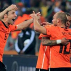 Sneijder es abrazado tras conseguir el 2-1.